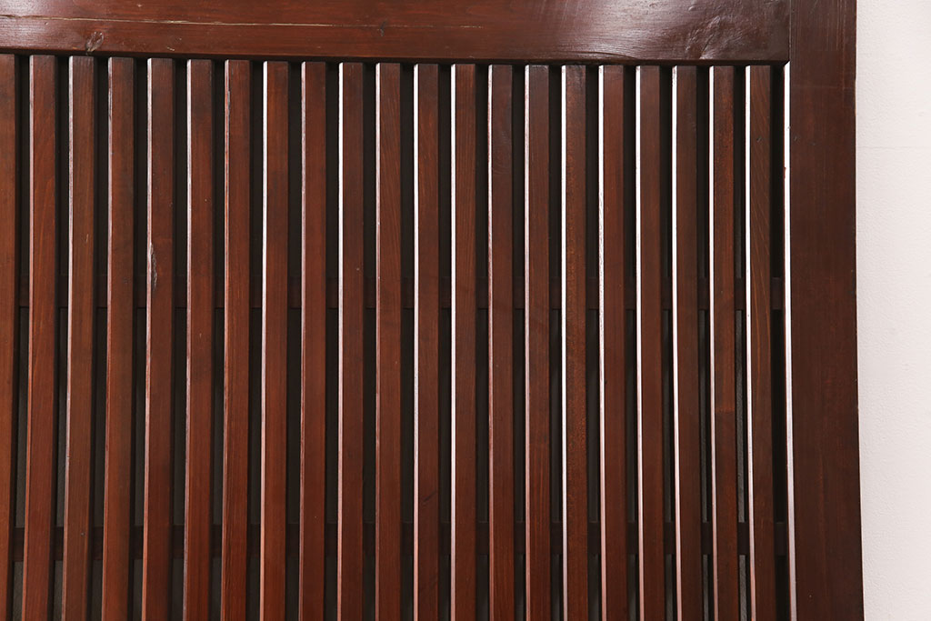 アンティーク建具　ヒノキ材・腰板ケヤキ材　玉杢　赤みがかった木肌と品のある金具が魅力の格子蔵戸1枚(玄関戸、玄関ドア、引き戸)(R-051731)