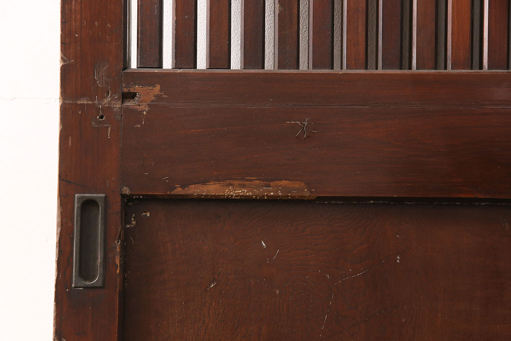 アンティーク建具　ヒノキ材・腰板ケヤキ材　玉杢　赤みがかった木肌と品のある金具が魅力の格子蔵戸1枚(玄関戸、玄関ドア、引き戸)(R-051731)