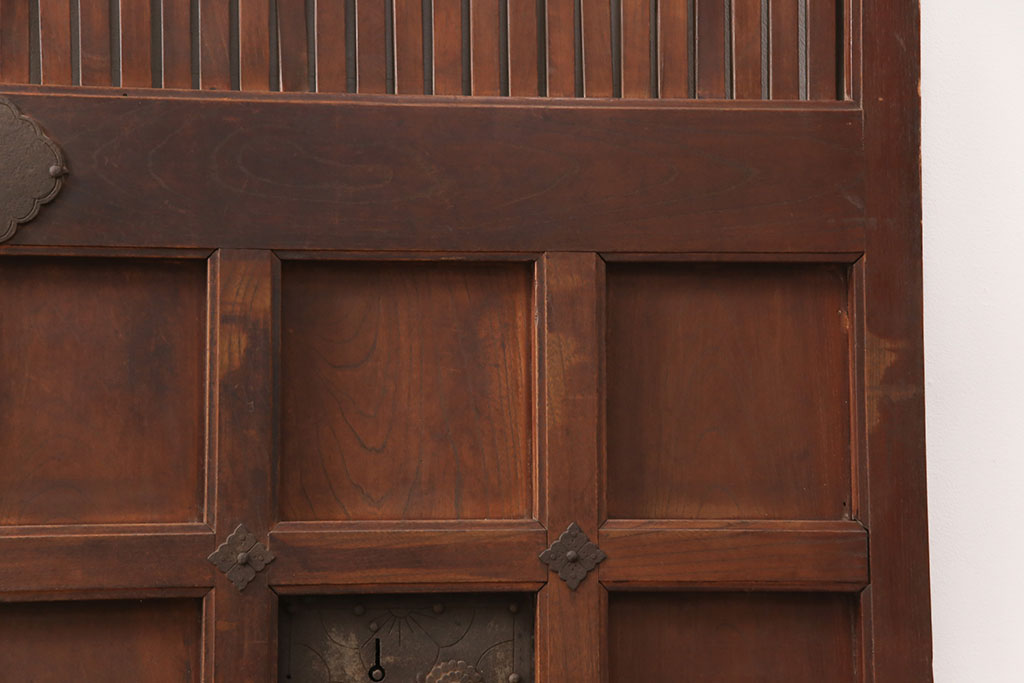 アンティーク建具 総ケヤキ材 上品なデザインの金具が魅力的な格子蔵戸