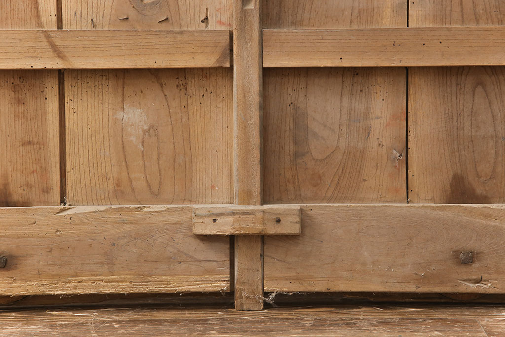 アンティーク建具　総ケヤキ材　上品なデザインの金具が魅力的な格子蔵戸1枚(玄関戸、玄関ドア、引き戸)(R-051733)