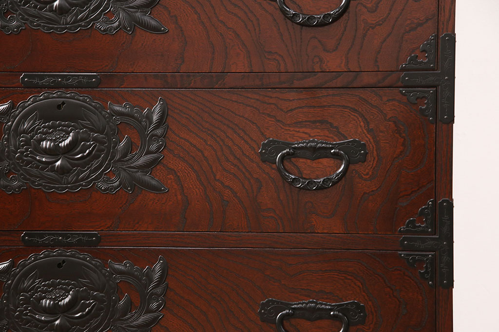 中古　欅産業　木目が美しく高級感溢れる漆塗りの仙台箪笥 (衣装箪笥、タンス、引き出し)(R-051736)