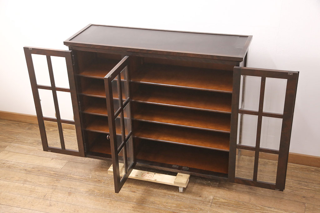 中古　北海道民芸家具　脚(台輪)付きリメイク　品のある佇まいがお洒落な収納棚(食器棚、戸棚、飾り棚、サイドキャビネット、サイドボード、ブックケース、本箱)(R-051743)