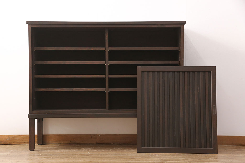 【オーダー家具実例】当店のオーダー家具を参考に下駄箱を新規製作しました。左側のみアジャスター付きの脚を取り付け、収納部には8枚の棚板を設置。落ち着きのある茶色の着色で仕上げました。(収納棚、戸棚、玄関収納、シューズラック、キャビネット)