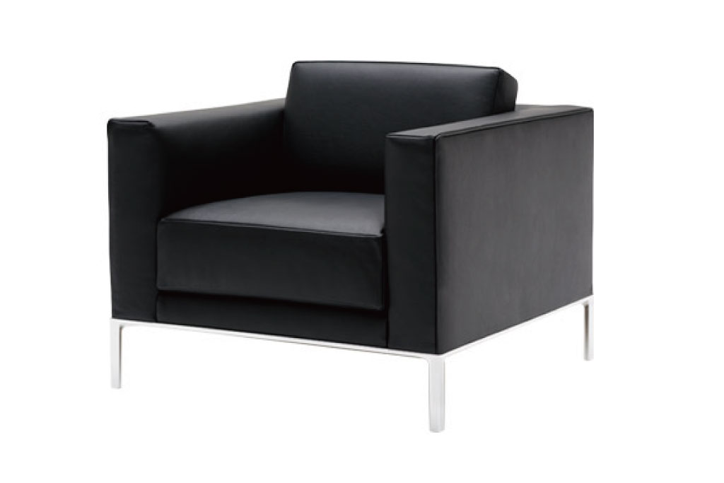 新品　未使用　Cassina(カッシーナ)　ixc. EDITION(イクスシー・エディション)　GRAB large(グラブラージ)　FX黒革　スタイリッシュかつ重厚なデザインが魅力の一人掛けソファ(アームソファ、1P)(定価約58万円)(R-051764)