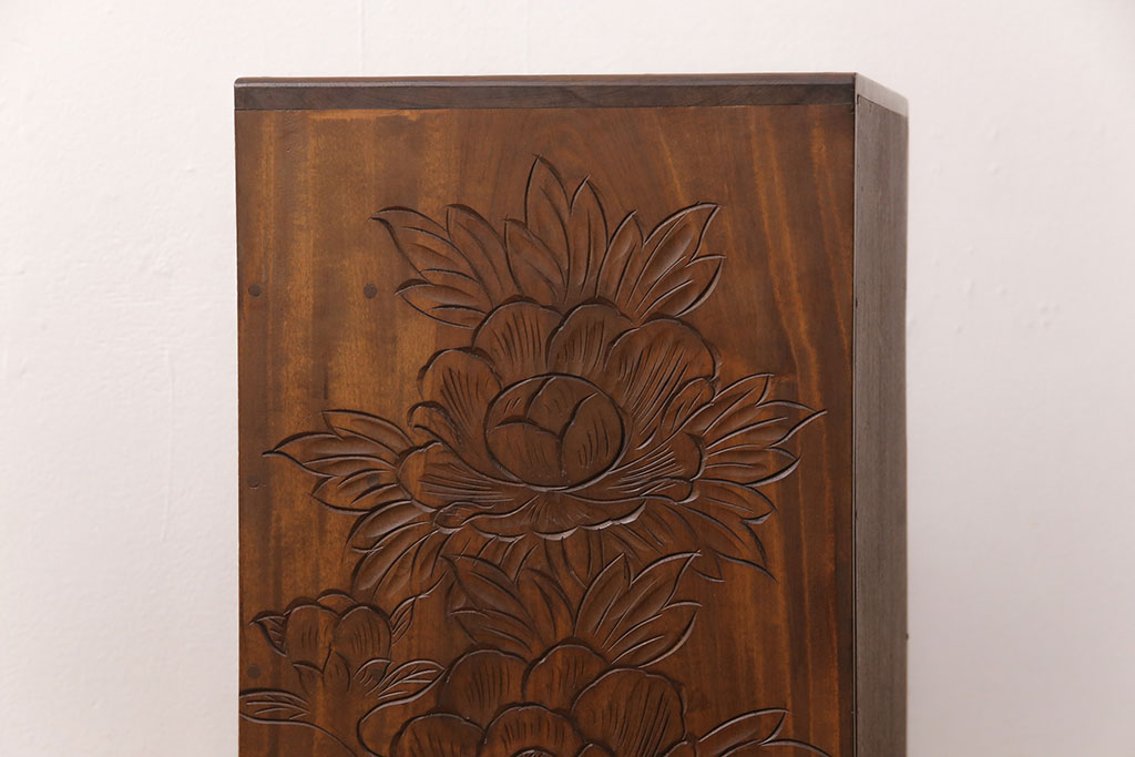 中古　美品　伝統工芸　日光彫り　華やかな花の意匠が目を惹く小引き出し(小物収納、卓上収納)(R-051765)