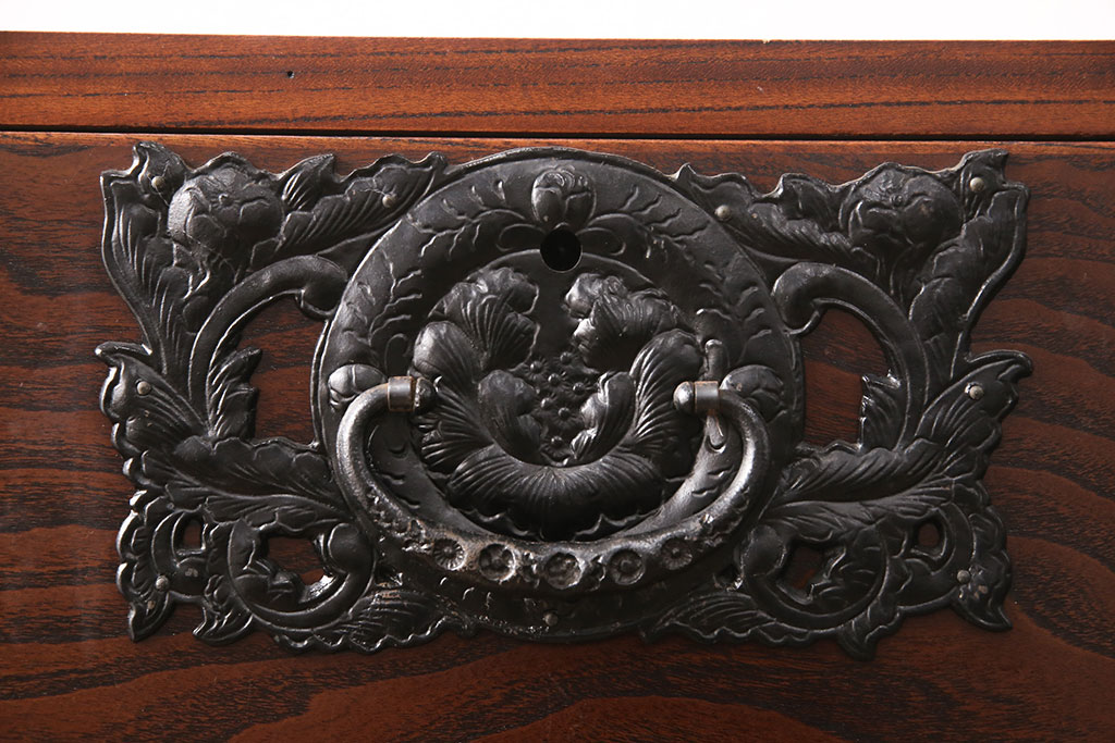中古　美品　岩谷堂箪笥　迫力ある杢目と存在感のある金具が目を惹く整理箪笥(和タンス、引き出し、チェスト)(R-051770)
