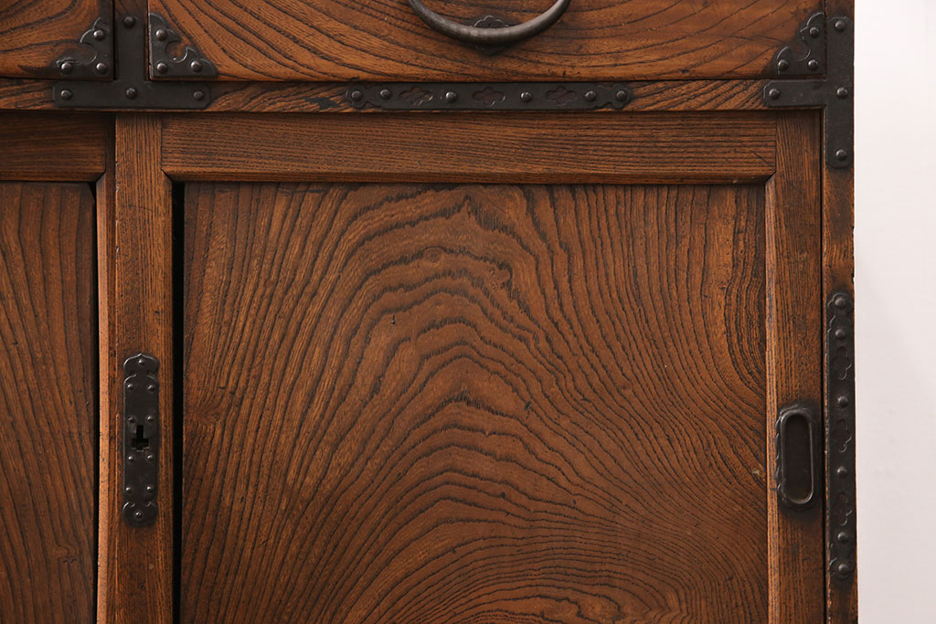 和製アンティーク　極上　三方ケヤキ材　印象的な丸い金具と、ケヤキの杢目が互いに引き立て合う上手二本松帳場箪笥(収納箪笥、引き出し、サイドキャビネット、戸棚)(R-051814)
