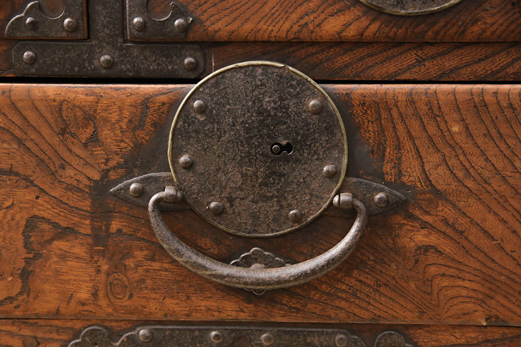 和製アンティーク　極上　三方ケヤキ材　印象的な丸い金具と、ケヤキの杢目が互いに引き立て合う上手二本松帳場箪笥(収納箪笥、引き出し、サイドキャビネット、戸棚)(R-051814)