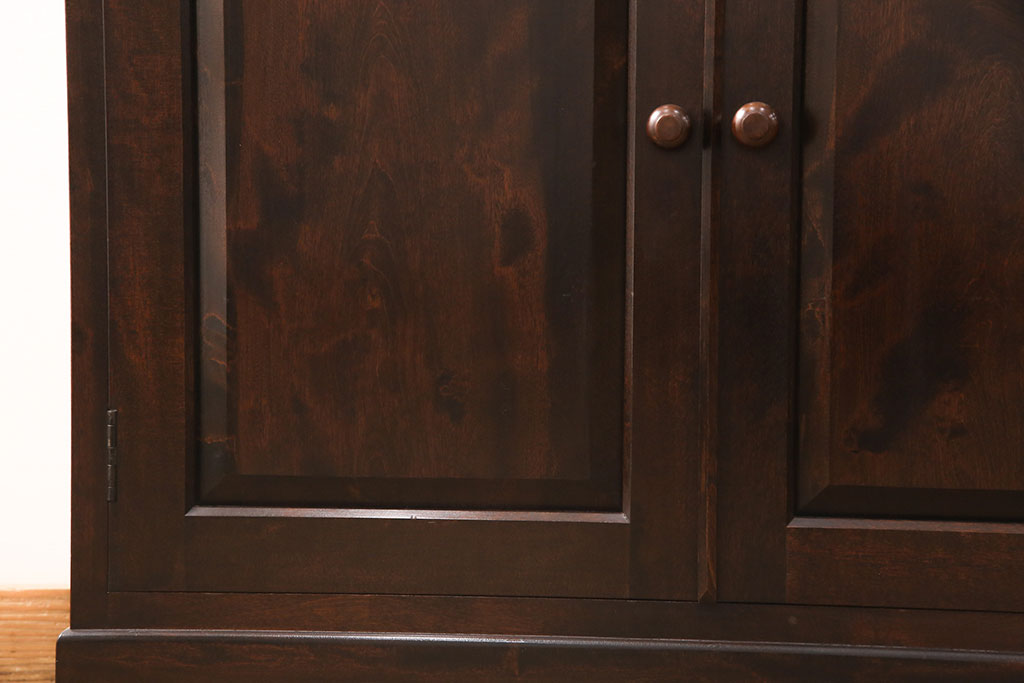 中古　美品　松本民芸家具　#36型皿棚　深い色合いと独特の木目が美しい食器棚(収納棚、カップボード)(定価約40万円)(R-051822)