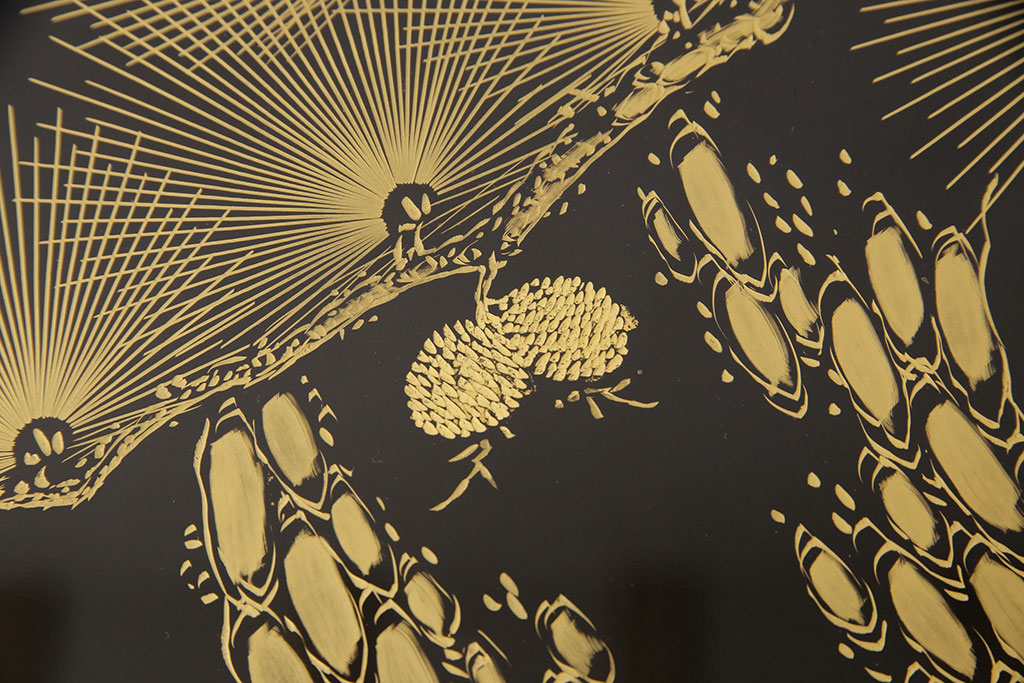 中古　美品　輪島塗り　清峰刻　沈金　松の木が見事に表現された総漆塗り座卓(ローテーブル)(R-051842)