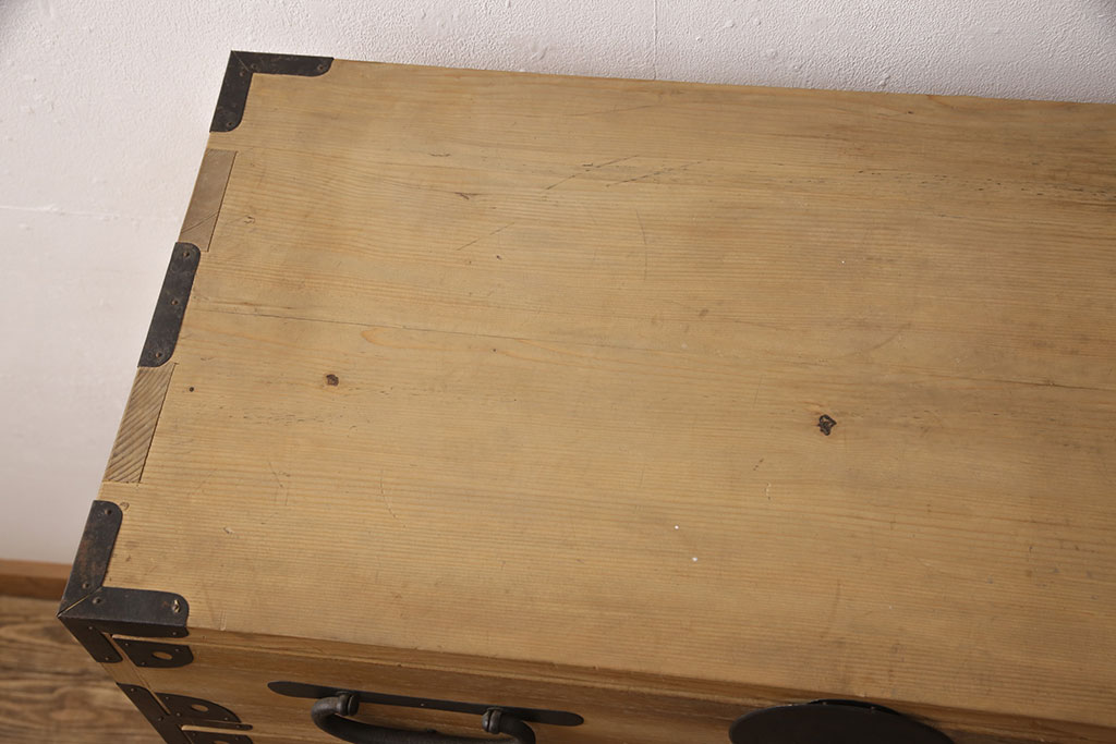 和製アンティーク　前面桐材　黒い金具と木味のコントラストが印象的な松本衣装箪笥(時代箪笥、和タンス、引き出し、チェスト)(R-051921)
