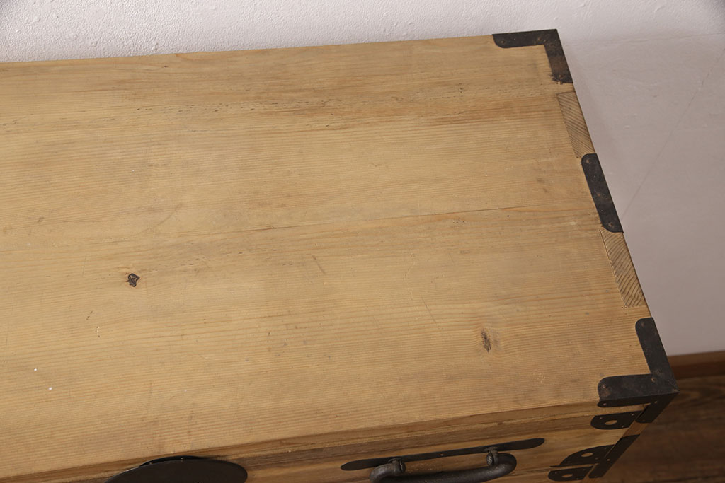 和製アンティーク　前面桐材　黒い金具と木味のコントラストが印象的な松本衣装箪笥(時代箪笥、和タンス、引き出し、チェスト)(R-051921)