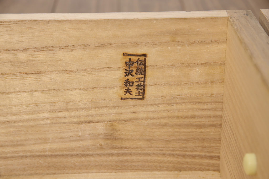 中古　中沢和夫作　桐材に桑材のラインがアクセントになった上品な加茂総桐箪笥(胴丸、総桐たんす、総桐箪笥、衣装箪笥、着物箪笥、和タンス)(R-051925)