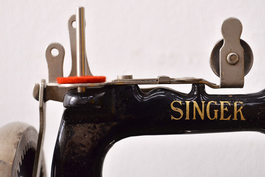 アンティーク　古い手回し　SINGER　シンガーミシン(説明書、箱付、糸)(R-051931)