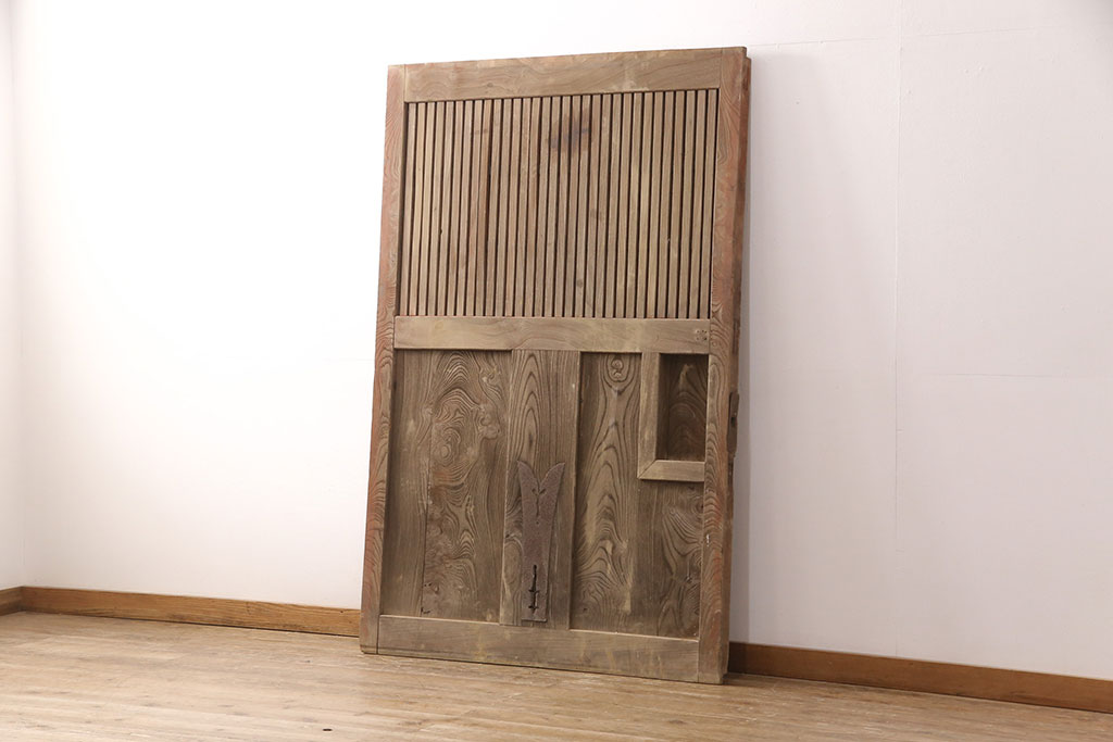 アンティーク建具　総欅(ケヤキ)材　整然と並ぶ格子がアクセントになる格子蔵戸(玄関戸、玄関ドア、引き戸)(R-051940)