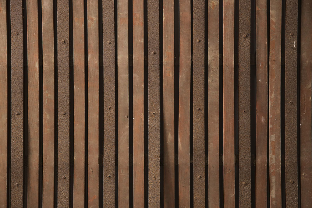 アンティーク建具　総欅(ケヤキ)材　整然と並ぶ格子がアクセントになる格子蔵戸(玄関戸、玄関ドア、引き戸)(R-051940)