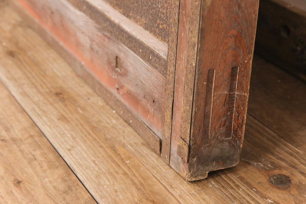 アンティーク建具　総ケヤキ材　金具がビッシリ!木肌と金具のコントラストがおしゃれな格子蔵戸(玄関戸、玄関ドア、引き戸)(R-051941)