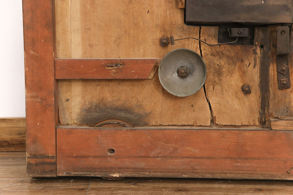 アンティーク建具　総ケヤキ材　金具がビッシリ!木肌と金具のコントラストがおしゃれな格子蔵戸(玄関戸、玄関ドア、引き戸)(R-051941)