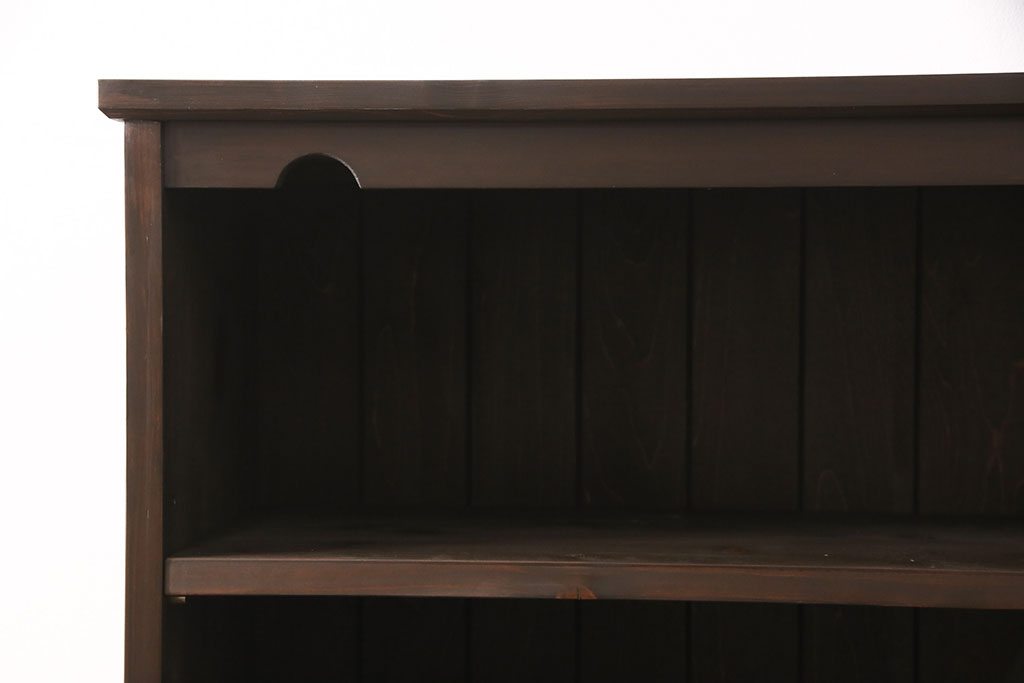 【オーダー家具実例】本棚をご要望のデザイン、サイズで新規製作しました。上段はオープンタイプの棚、下段は戸棚も付いた仕様に!濃い茶色の着色で、落ち着きのある雰囲気に仕上げました。(オープンラック、ブックシェルフ、飾り棚、収納棚)