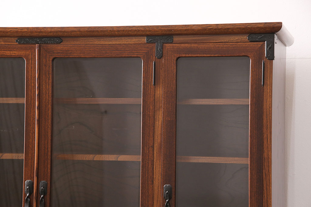 中古　伝統工芸　岩谷堂箪笥　金具の細やかなデザインが美しいサイドボード(ガラス戸棚、収納棚、キャビネット)(R-051964)