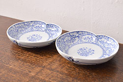 幕末〜明治期　伊万里　青磁　染付　約19cm　6.1寸　花びらのような縁のデザインが上品な中皿3枚セット(輪花型、蝶、ちょう、紗綾形、花、植物、裏印、深皿、中皿、和食器、和皿、六寸一分)(R-079149)
