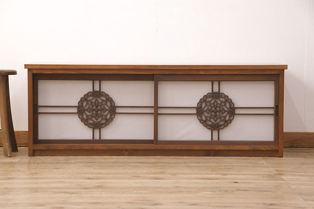ラフジュ工房オリジナル　古建具リメイク　透かし彫りが上品なアクセントになる引き戸のテレビ台(ローボード、テレビボード、収納棚)(R-052022)