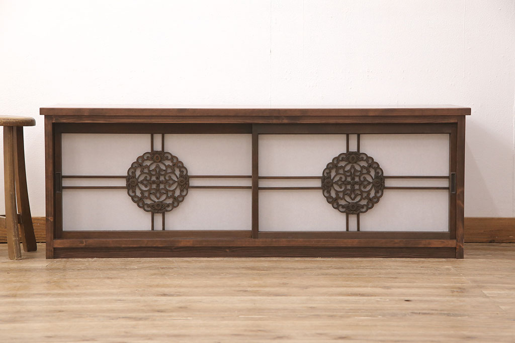 ラフジュ工房オリジナル　古建具リメイク　上品な透かし彫りが和の雰囲気を高める引き戸のテレビ台(ローボード、テレビボード、収納棚)(R-052023)