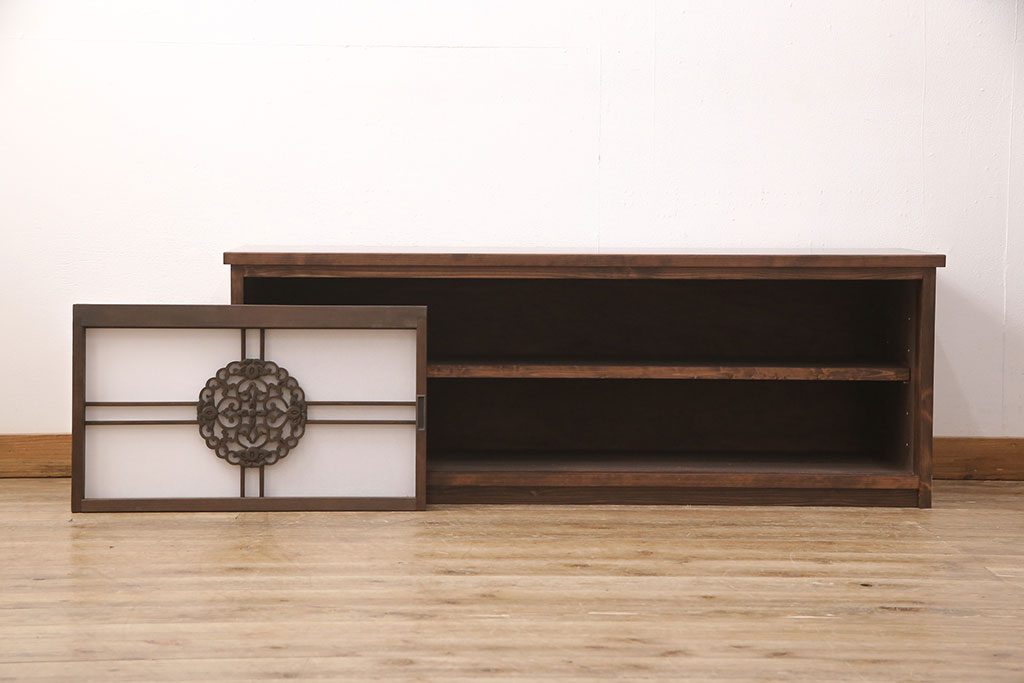 ラフジュ工房オリジナル　古建具リメイク　上品な透かし彫りが和の雰囲気を高める引き戸のテレビ台(ローボード、テレビボード、収納棚)(R-052023)
