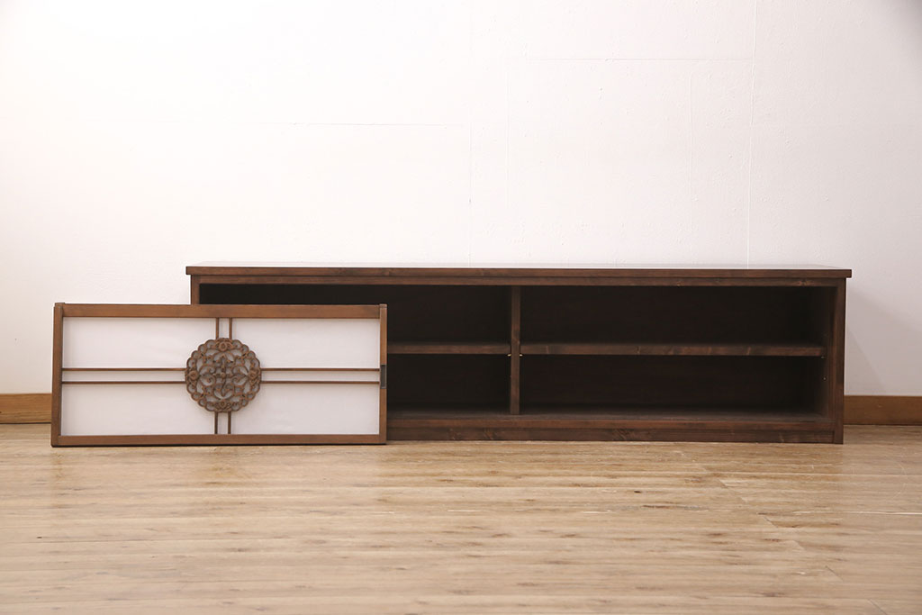 ラフジュ工房オリジナル　古建具リメイク　透かし彫り　上品な和の雰囲気を高める引き戸のテレビ台(ローボード、テレビボード、収納棚)(R-052025)