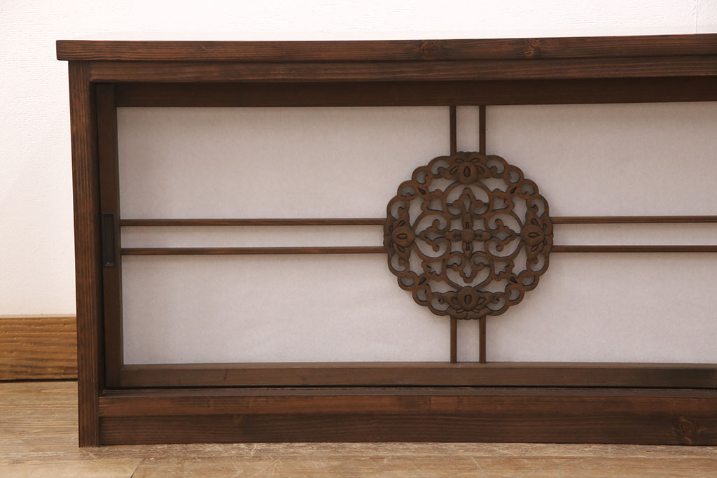 ラフジュ工房オリジナル　古建具リメイク　透かし彫り　上品な和の雰囲気を高める引き戸のテレビ台(ローボード、テレビボード、収納棚)(R-052025)
