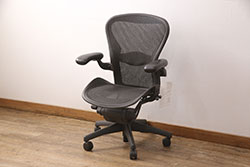 中古　美品　Hermanmiller(ハーマンミラー社)　ランバーサポート　座り心地を追求したアーロンチェア(オフィスチェア、アームチェア、ワークチェア)(R-052097)