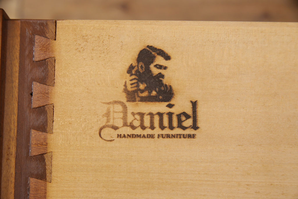 中古美品　横浜ダニエル(daniel)　洗練された佇まいが魅力的なサイドボード(収納棚、戸棚、キャビネット)(R-052190)