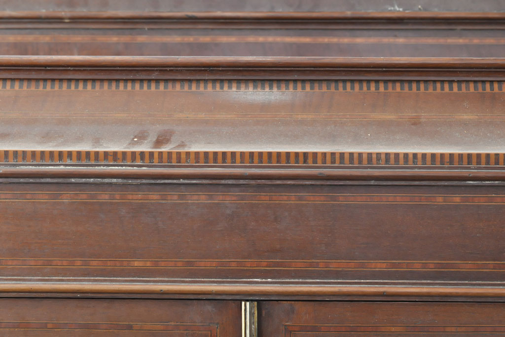 イギリスアンティーク　高級品　マホガニー材　象嵌入りで上品なデザインが目を引くキャビネット(ガラスケース、飾り棚、陳列棚)(R-052259)