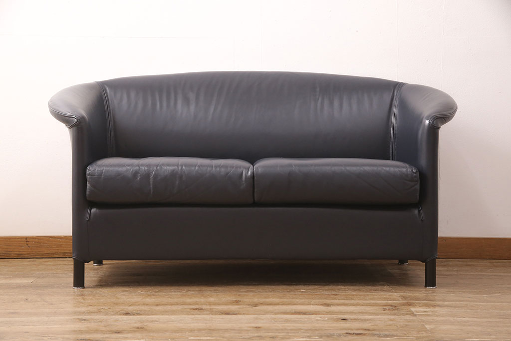 中古　美品　オーストリア　ヴィットマン(WITTMANN)　AURA(アウラ)　丸みのあるデザインで優しい雰囲気を醸し出す高級本革二人掛けソファ(2P、アームソファ)(定価約50万円)(R-052307)