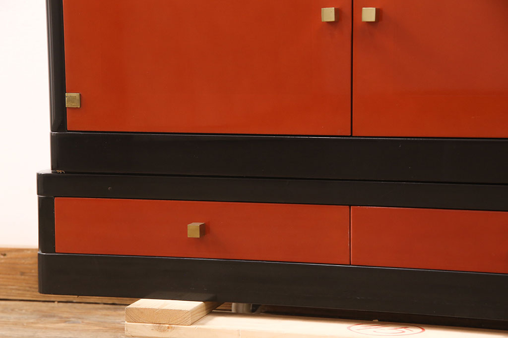和製ビンテージ　国産工芸家具　総漆塗り　朱と黒のコントラストが美しいモダンキャビネット(収納棚、戸棚)(R-052309)