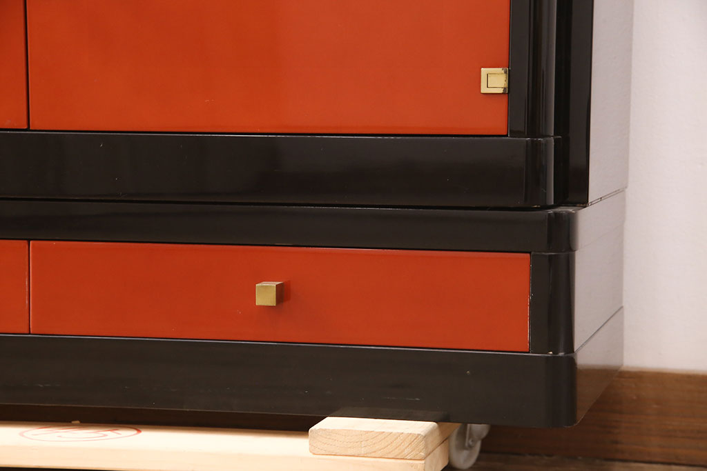 和製ビンテージ　国産工芸家具　総漆塗り　朱と黒のコントラストが美しいモダンキャビネット(収納棚、戸棚)(R-052309)