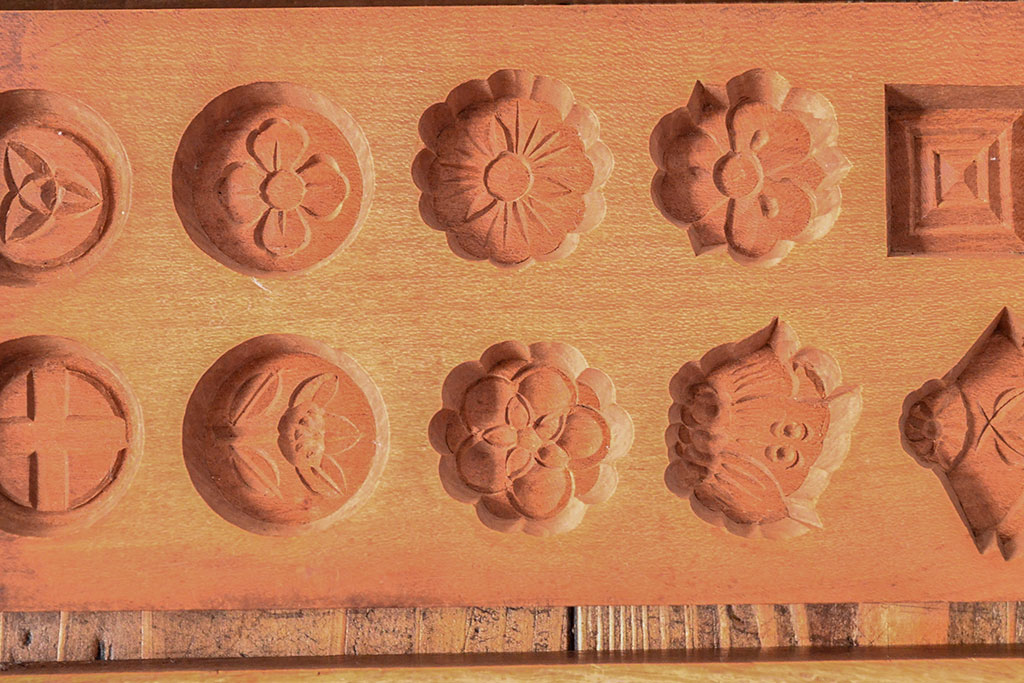 昭和レトロ　古い菓子型5点(キッコーマン、おかめ、大黒、三つ巴)(R-052323)