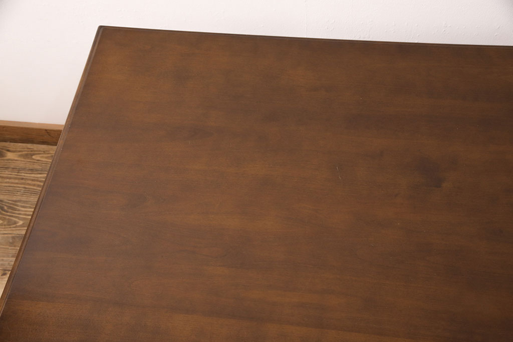 中古美品　横浜ダニエル(daniel)　品のあるデザインが目を引くダイニングテーブル(食卓)(R-052380)