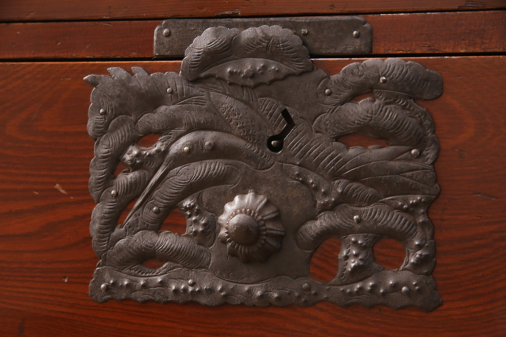 和製アンティーク　美品　前面ケヤキ材　漆塗りの綺麗な庄内箪笥(重ねタンス、衣装箪笥、引き出し)(R-052389)