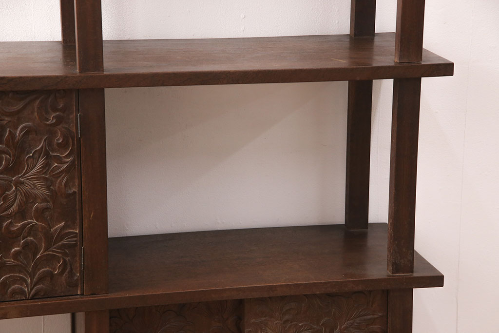 中古　立体的な彫刻が素晴らしいシンプルな飾り棚(茶棚、収納棚)(R-052390)