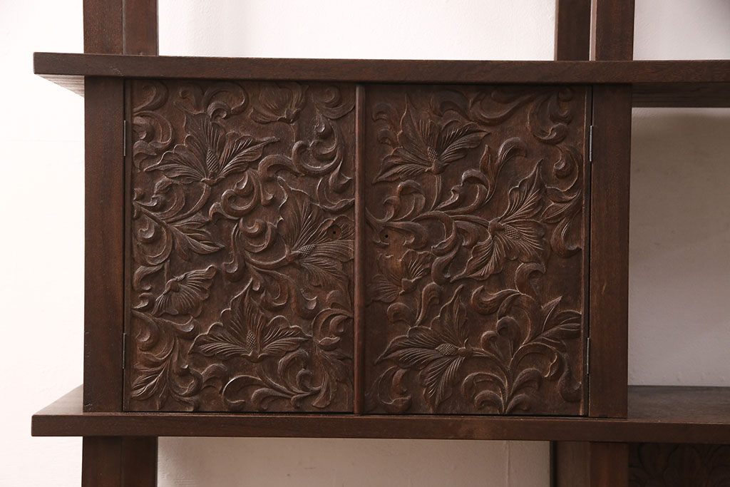 中古　立体的な彫刻が素晴らしいシンプルな飾り棚(茶棚、収納棚)(R-052390)