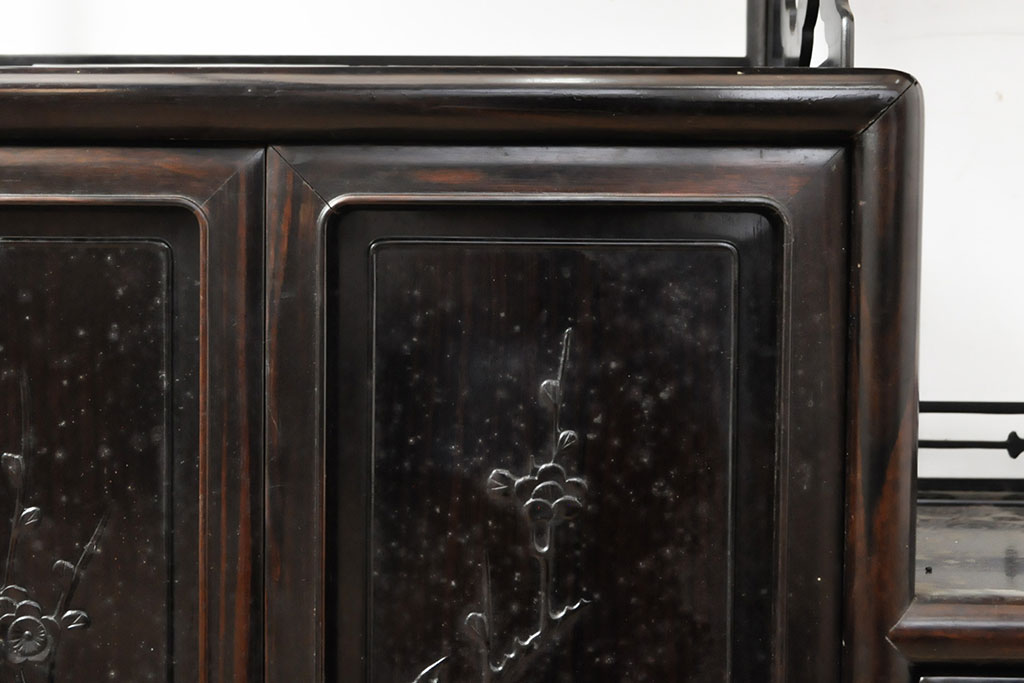 中古　黒檀(コクタン)　繊細な透かし彫りや花の彫り込みが美しい飾り棚(茶棚、戸棚、収納棚)(R-052431)