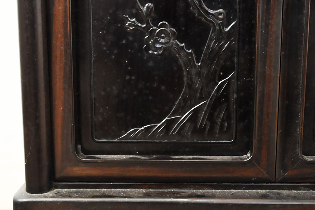 中古　黒檀(コクタン)　繊細な透かし彫りや花の彫り込みが美しい飾り棚(茶棚、戸棚、収納棚)(R-052431)