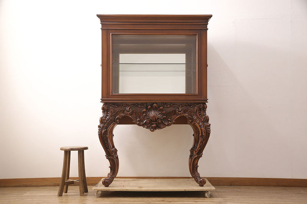 中古　超美品　超高級品　イタリア　Asnaghi Interiors(アスナギインテリア)　ロココ調　脚の凝った装飾が美しいキュリオケース(定価約300万円)(キャビネット、ガラスケース、ショーケース、Gケース)(R-052454)