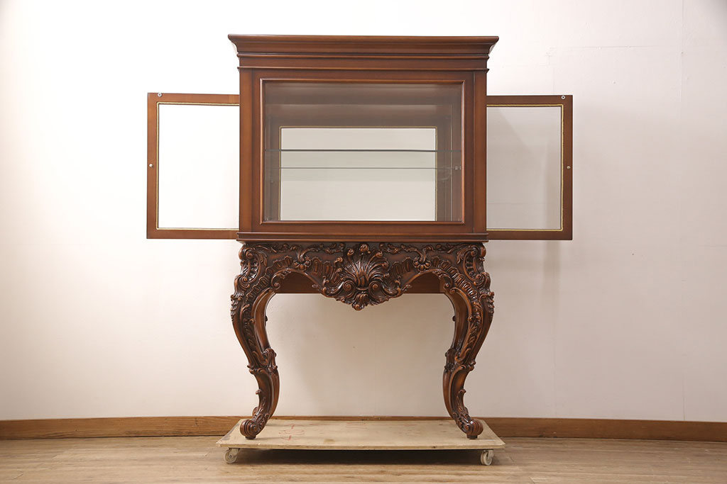 中古　超美品　超高級品　イタリア　Asnaghi Interiors(アスナギインテリア)　ロココ調　脚の凝った装飾が美しいキュリオケース(定価約300万円)(キャビネット、ガラスケース、ショーケース、Gケース)(R-052454)