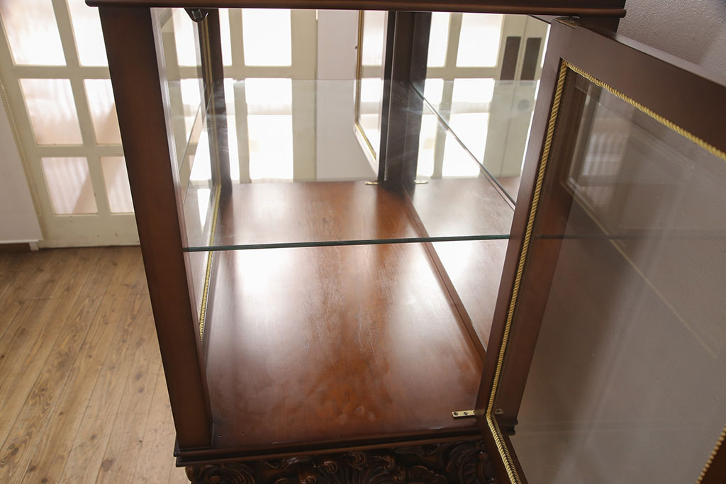 中古　超美品　超高級品　イタリア　Asnaghi Interiors(アスナギインテリア)　ロココ調　脚の凝った装飾が美しいキュリオケース(定価約300万円)(キャビネット、ガラスケース、ショーケース、Gケース)(R-052454)
