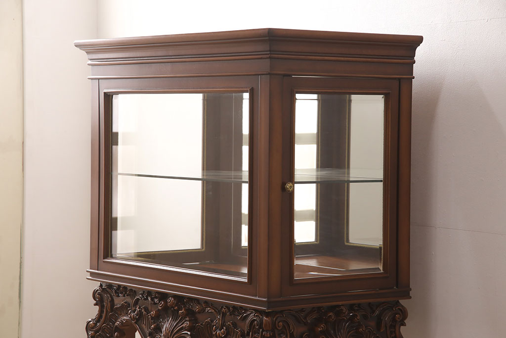 中古　超美品　超高級品　イタリア　Asnaghi Interiors(アスナギインテリア)　ロココ調　脚の凝った装飾が美しいキュリオケース(定価約300万円)(キャビネット、ガラスケース、ショーケース、Gケース)(R-052454)