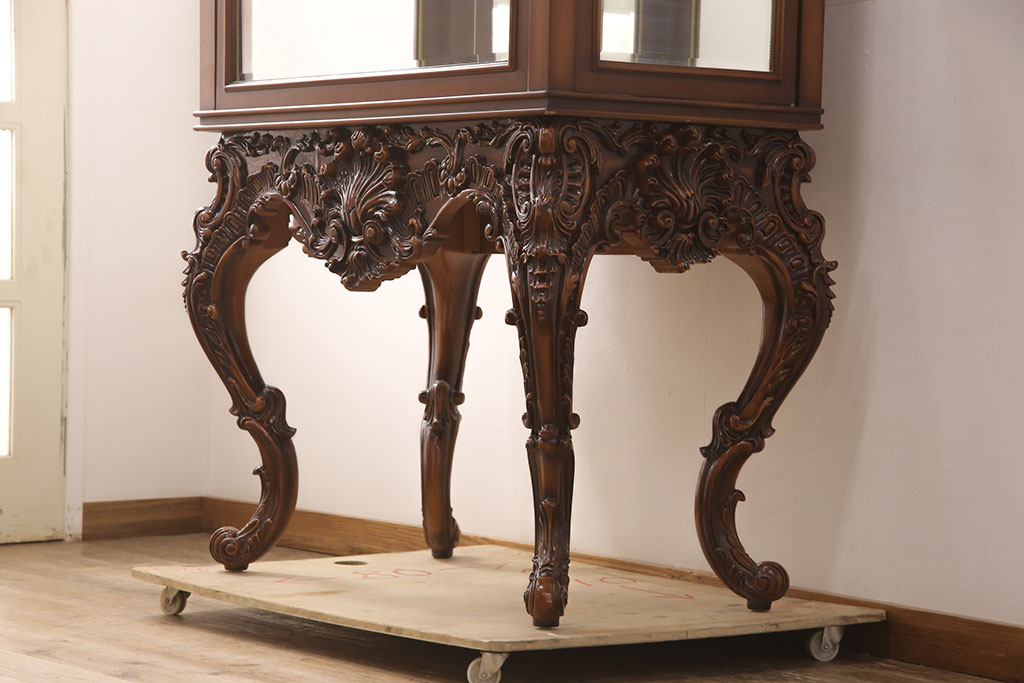中古　超美品　超高級品　イタリア　Asnaghi Interiors(アスナギインテリア)　ロココ調　脚の凝った装飾が美しいキュリオケース(定価約300万円)(キャビネット、ガラスケース、ショーケース、Gケース)(R-052454)