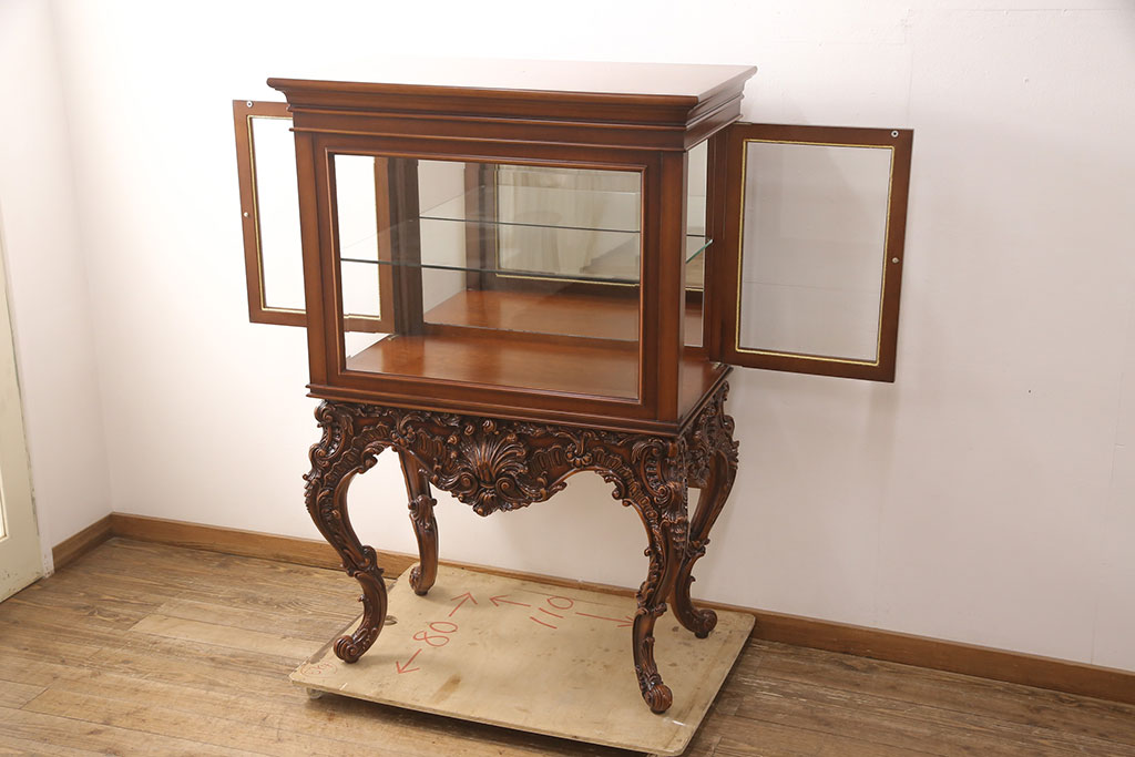 中古　超美品　超高級品　イタリア　Asnaghi Interiors(アスナギインテリア)　ロココ調　脚の凝った装飾が美しいキュリオケース(定価約300万円)(キャビネット、ガラスケース、ショーケース、Gケース)(R-052454)