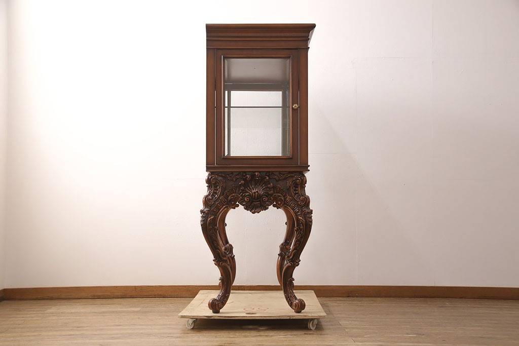 中古　超美品　超高級品　イタリア　Asnaghi Interiors(アスナギインテリア)　ロココ調　脚の凝った装飾が美しいキュリオケース(定価約300万円)(キャビネット、ガラスケース、ショーケース、Gケース)(R-052454)